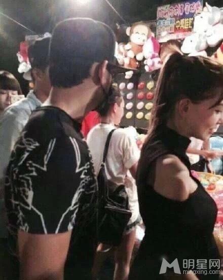 周杰伦带着新婚妻子逛夜市昆凌身材仍姣好_图-11