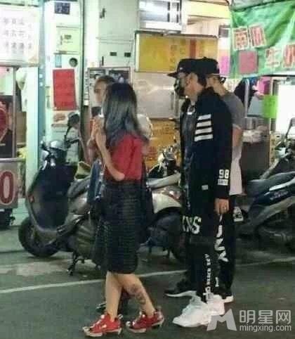 周杰伦带着新婚妻子逛夜市昆凌身材仍姣好_图-5