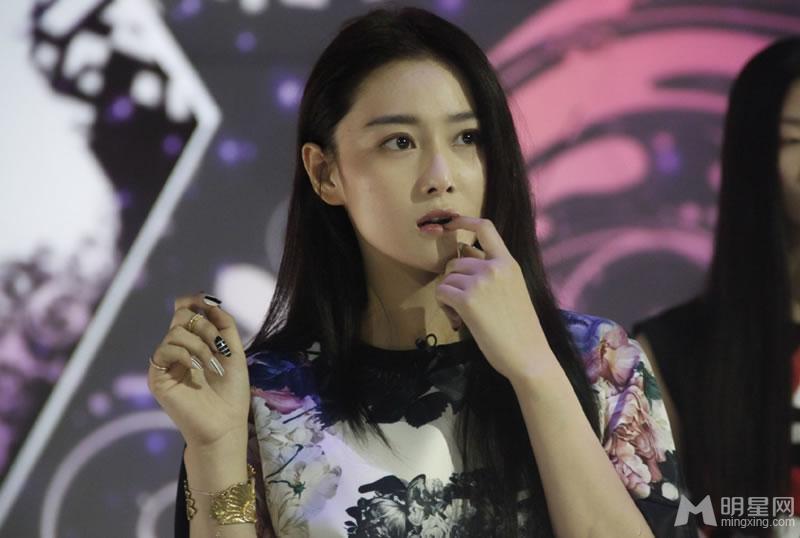 张馨予搞笑逗比习惯专注咬指二十年_图-7