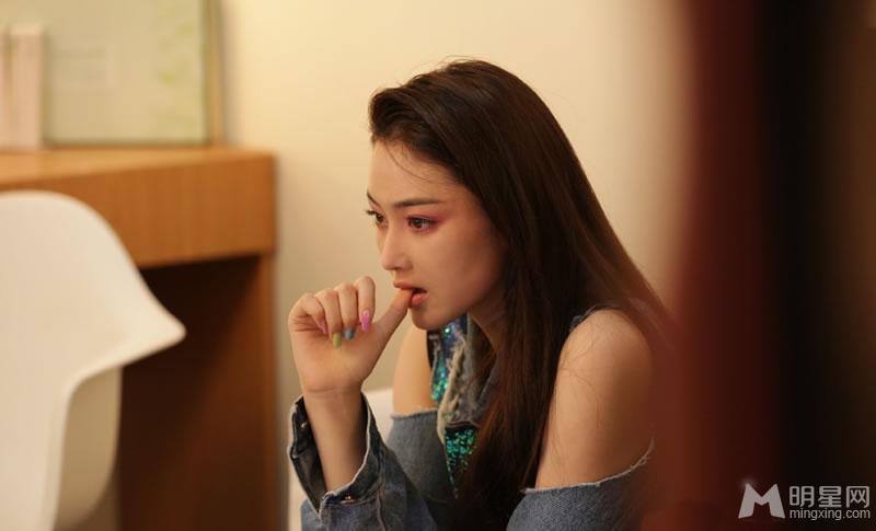 张馨予搞笑逗比习惯专注咬指二十年_图-6