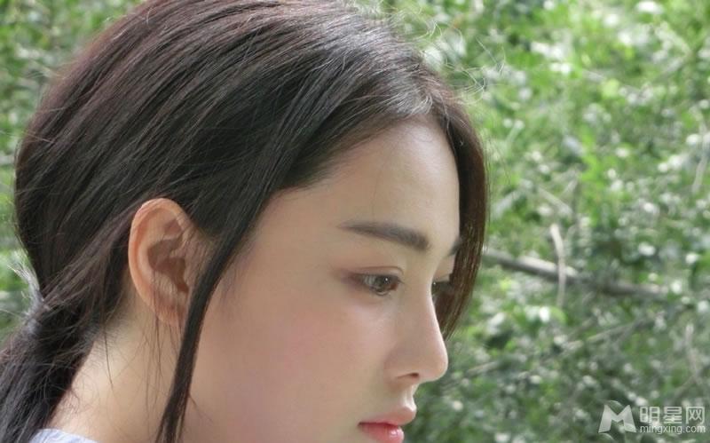 张馨予生活照之女神系列长裙飘飘温柔而优雅_图-5