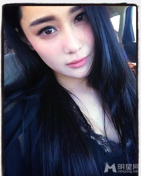 张馨予生活照之女神系列长裙飘飘温柔而优雅_图-2