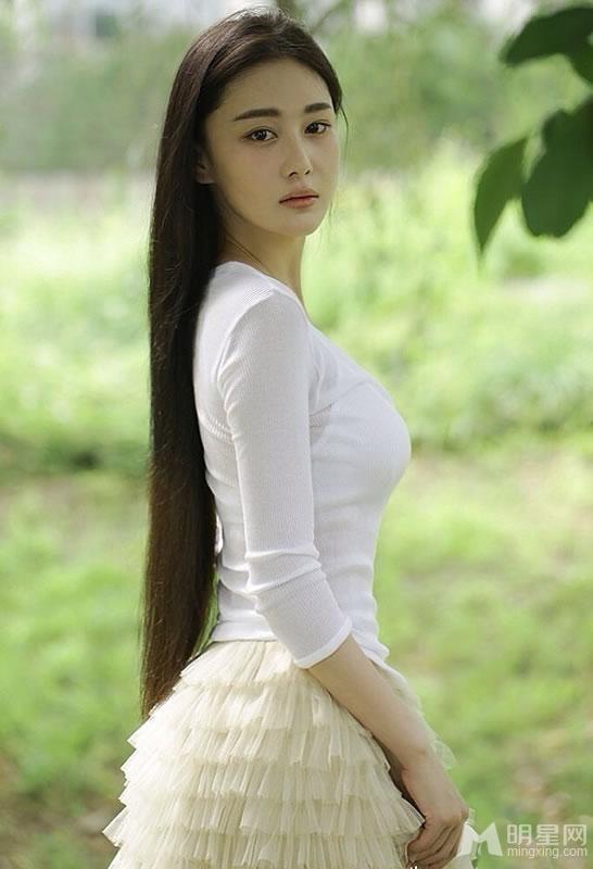 张馨予生活照之女神系列长裙飘飘温柔而优雅_图-1