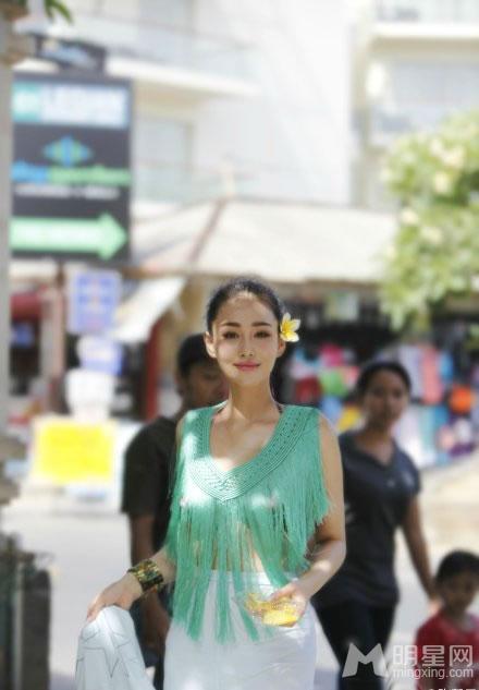 张馨予生活照之女神系列长裙飘飘温柔而优雅_图-8