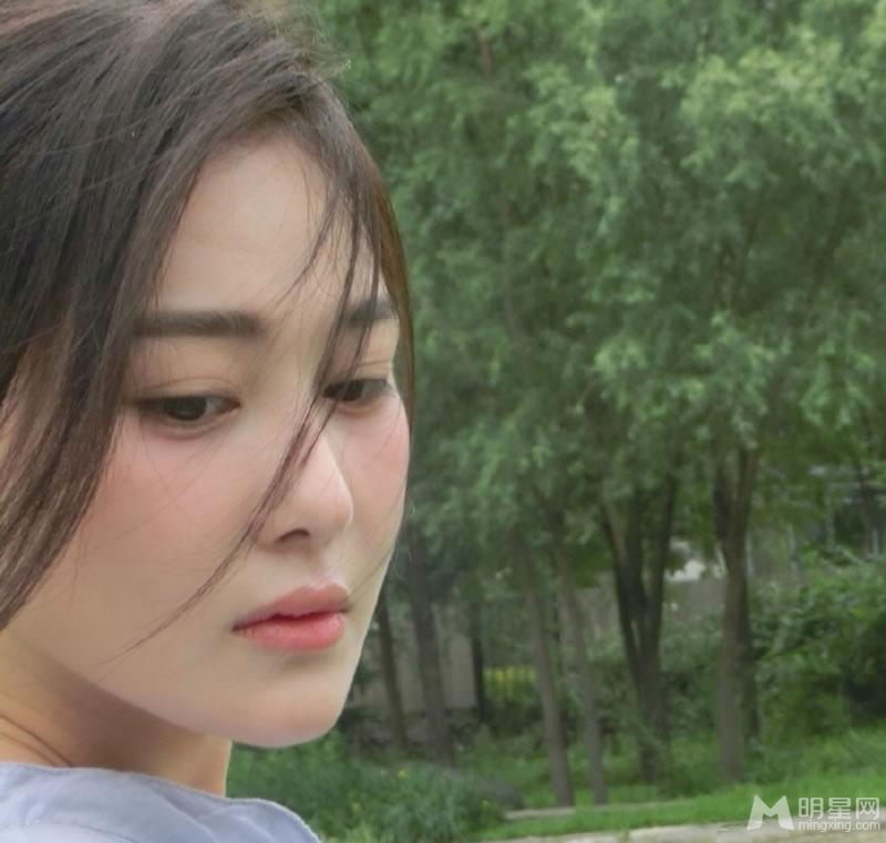 张馨予生活照之女神系列长裙飘飘温柔而优雅_图-6