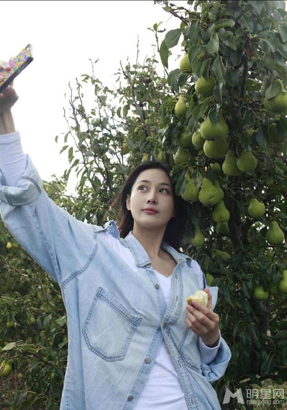 张馨予生活照之女神系列长裙飘飘温柔而优雅_图-11