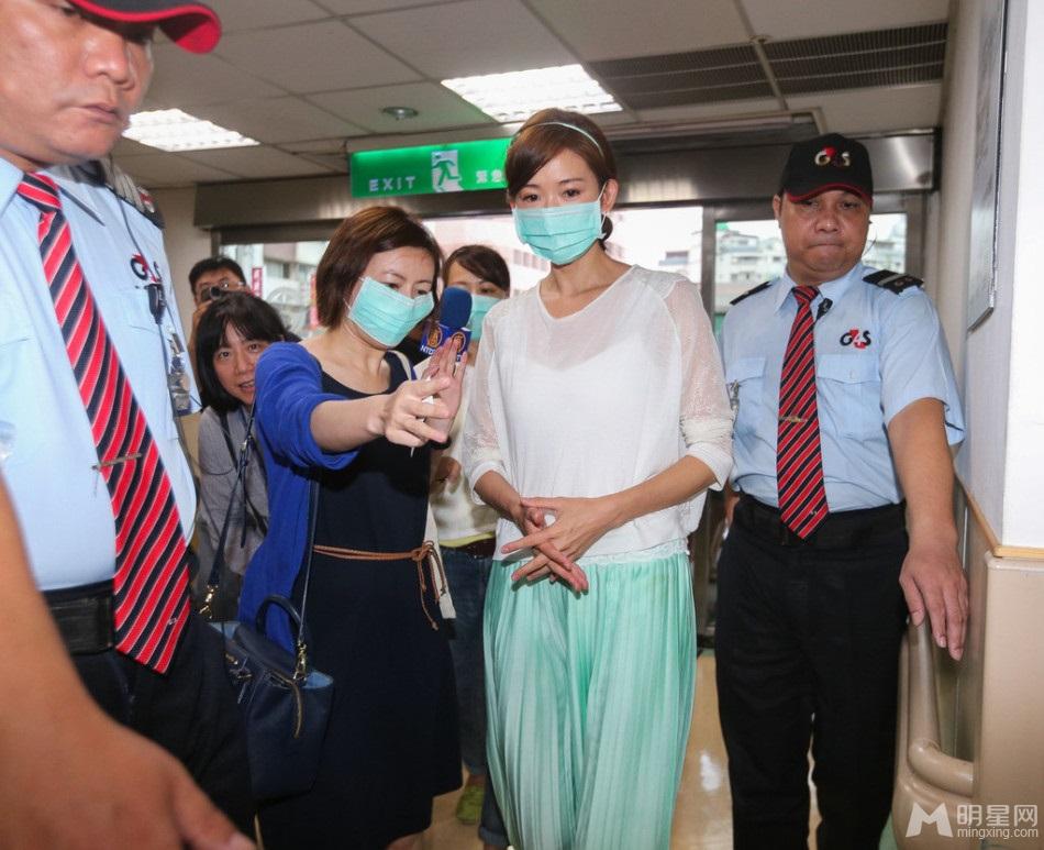 林志玲探望八仙尘爆伤患口罩遮面眼泛红_图-3