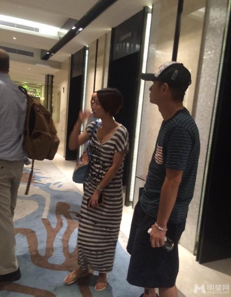 文章伸手臂紧护马伊琍回酒店被认出后低头快闪_图-2