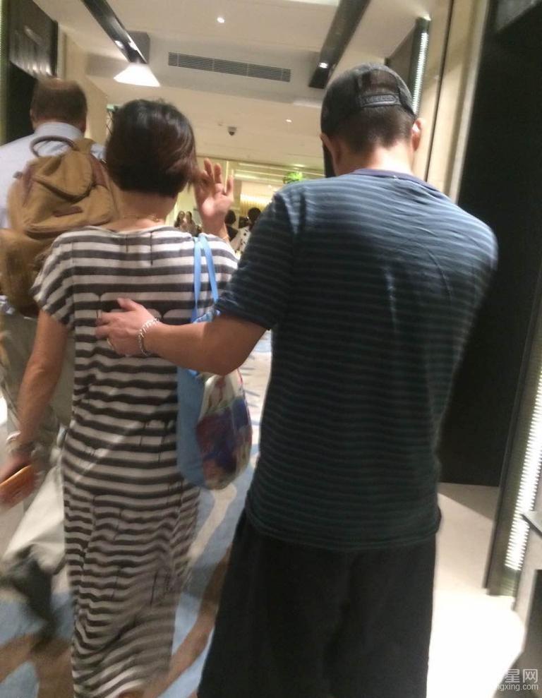文章伸手臂紧护马伊琍回酒店被认出后低头快闪_图-3