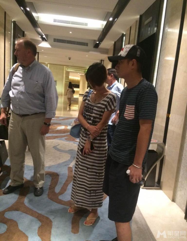 文章伸手臂紧护马伊琍回酒店被认出后低头快闪_图-1