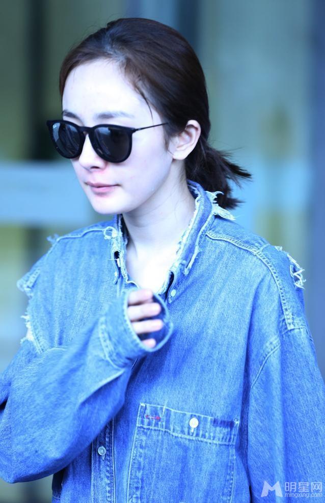 杨幂清早开工不断擦拭红鼻子似感冒_图-3