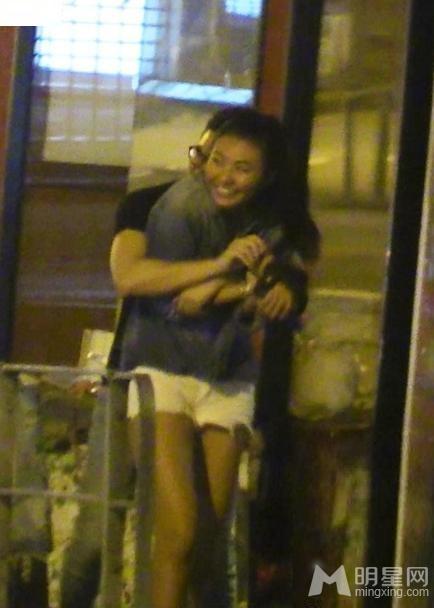 王敏德爱女王丽嘉恋与男友逛街当街被摸胸_图-7