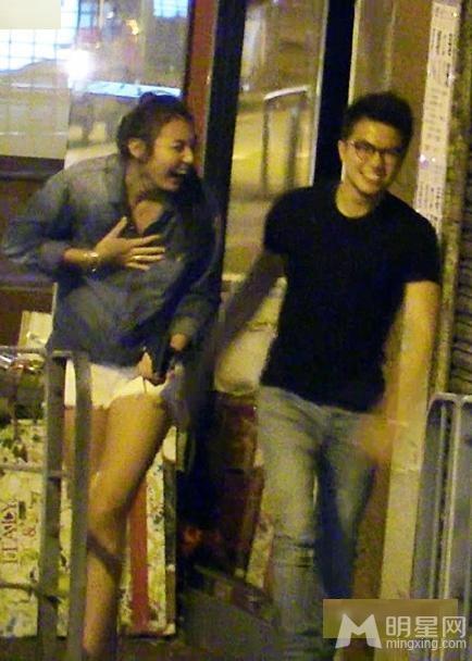 王敏德爱女王丽嘉恋与男友逛街当街被摸胸_图-9