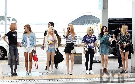 少女时代现机场Tiffany短裙险被吹翻_图-35
