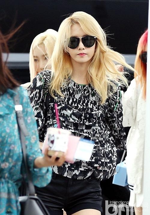 少女时代现机场Tiffany短裙险被吹翻_图-29