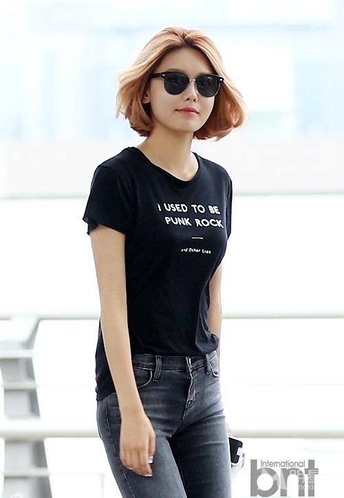 少女时代现机场Tiffany短裙险被吹翻_图-16