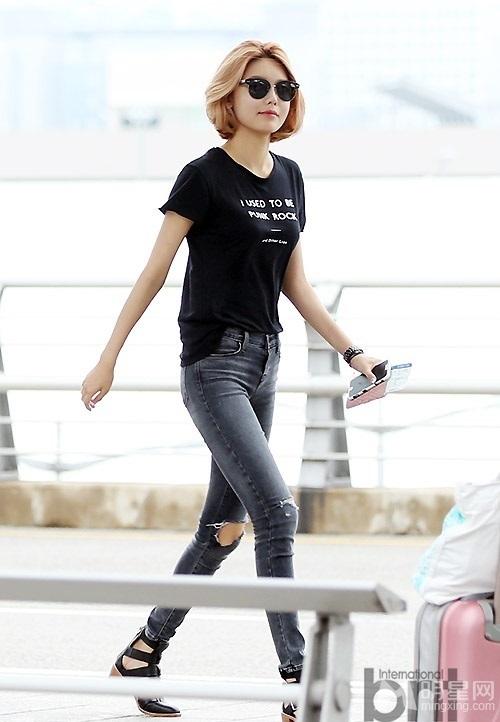 少女时代现机场Tiffany短裙险被吹翻_图-52