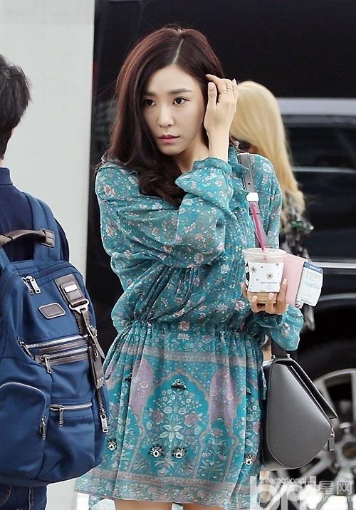 少女时代现机场Tiffany短裙险被吹翻_图-2