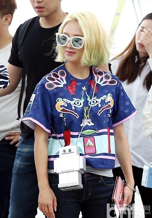 少女时代现机场Tiffany短裙险被吹翻_图-15