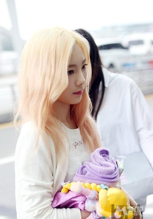 少女时代现机场Tiffany短裙险被吹翻_图-11