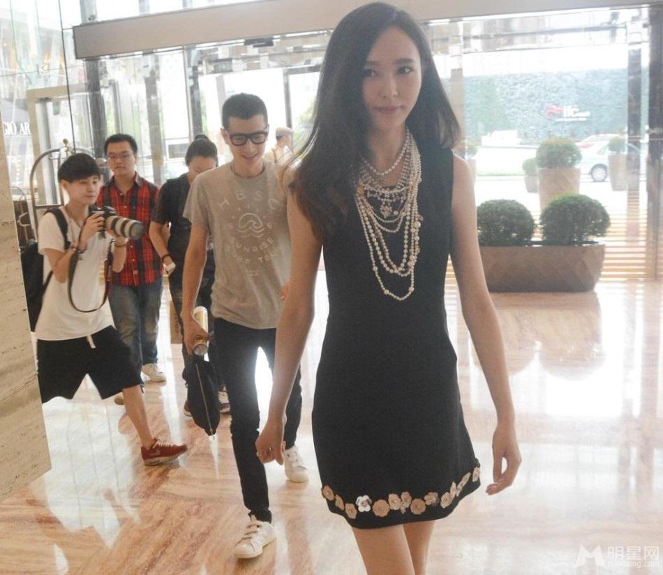 美腿纤细太性感唐嫣美艳出镜女神范_图-4