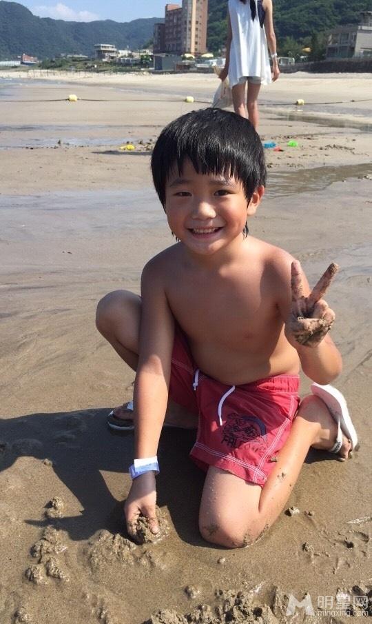 曹格娇妻海滩大秀长腿姐姐Joe玩沙晒黑_图-3