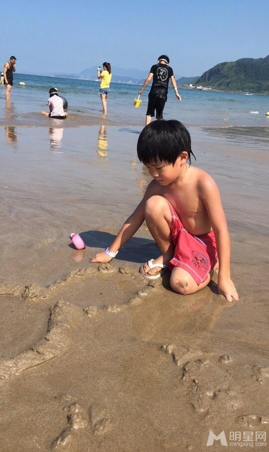 曹格娇妻海滩大秀长腿姐姐Joe玩沙晒黑_图-7