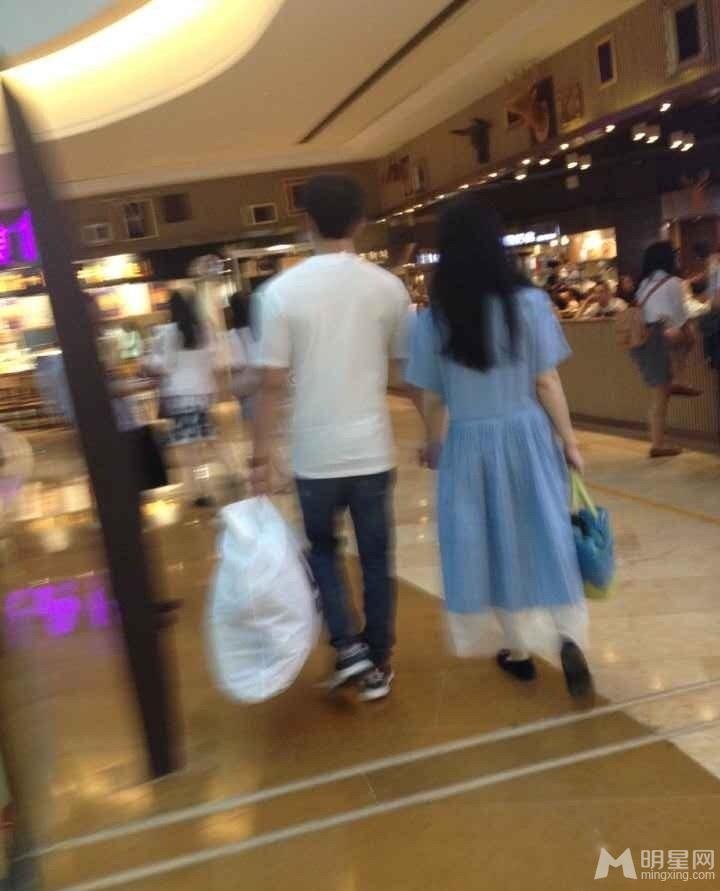 李晨范冰冰牵手逛街买家居用品疑似同居_图-5