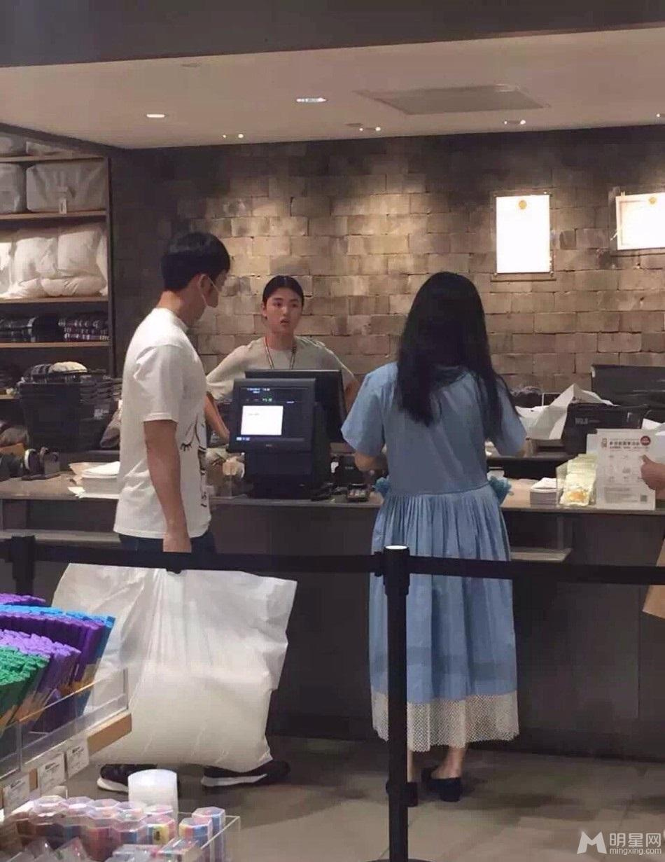 李晨范冰冰牵手逛街买家居用品疑似同居_图-3