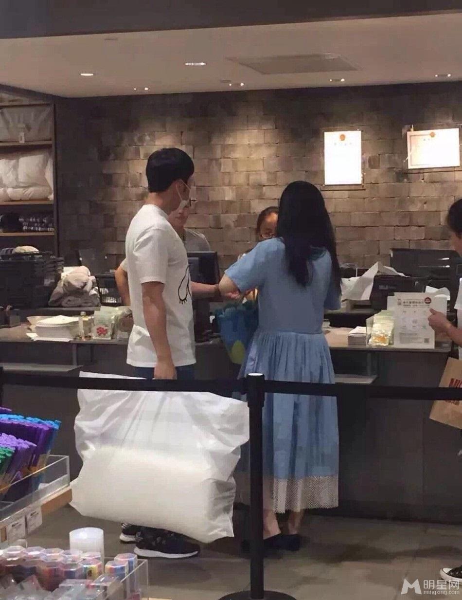 李晨范冰冰牵手逛街买家居用品疑似同居_图-2