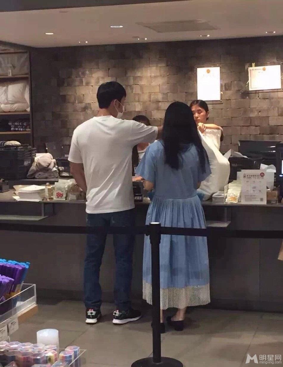 李晨范冰冰牵手逛街买家居用品疑似同居_图-1