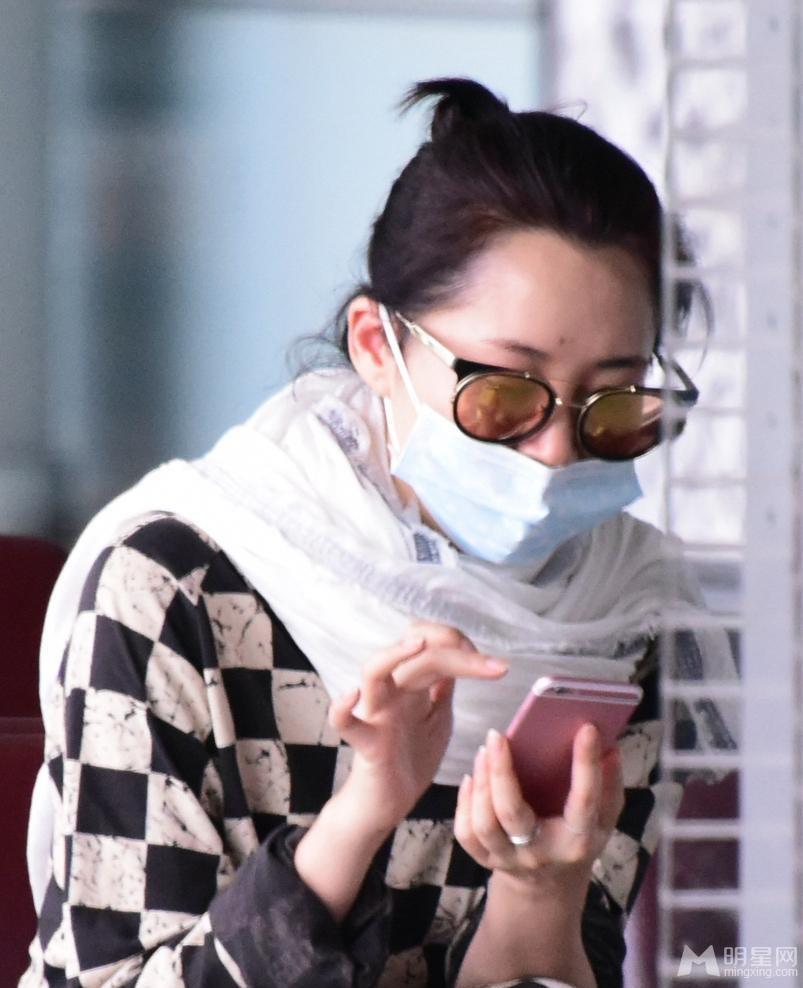 许晴丝巾口罩遮面现身机场穿短裙秀美腿_图-8
