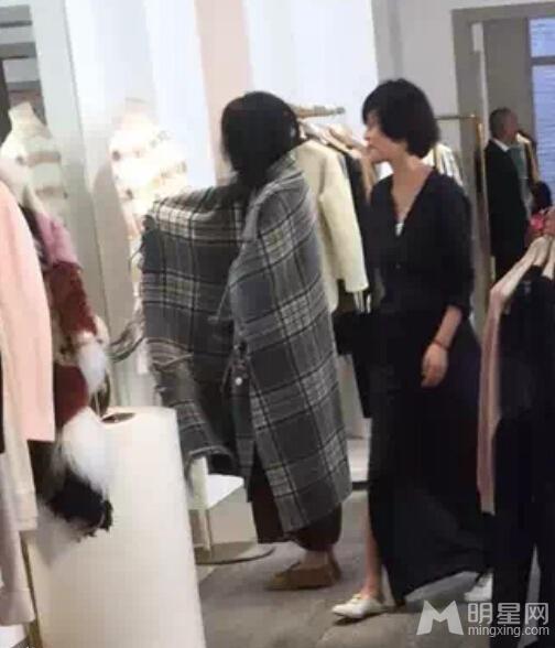 王菲被拍与赵薇巴黎吃火锅似提前庆生_图-4