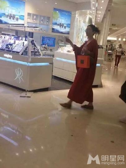 王菲穿宽大红袍巴黎购物腹围宽松疑怀孕_图-4