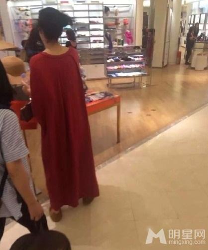 王菲穿宽大红袍巴黎购物腹围宽松疑怀孕_图-7