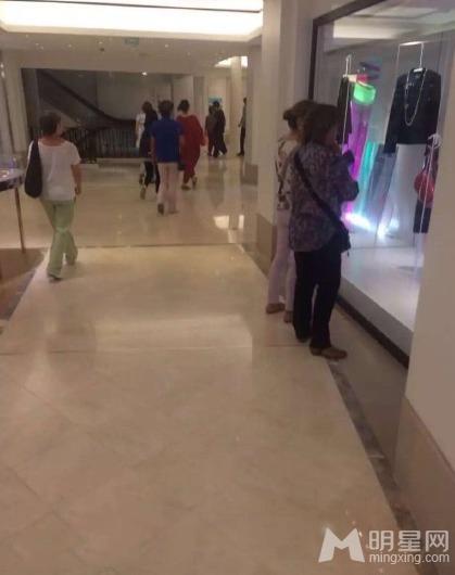 王菲穿宽大红袍巴黎购物腹围宽松疑怀孕_图-2