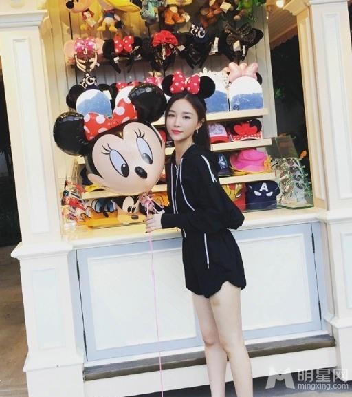 王思聪新女友曝光嘟嘴卖萌秀美腿_图-2