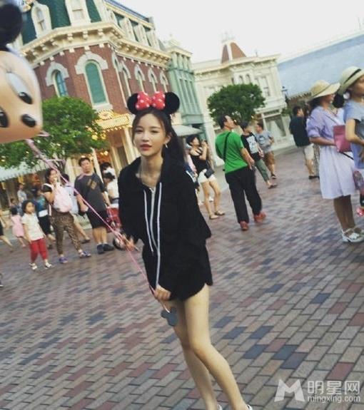 王思聪新女友曝光嘟嘴卖萌秀美腿_图-3