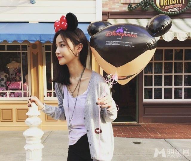 王思聪新女友曝光嘟嘴卖萌秀美腿_图-4