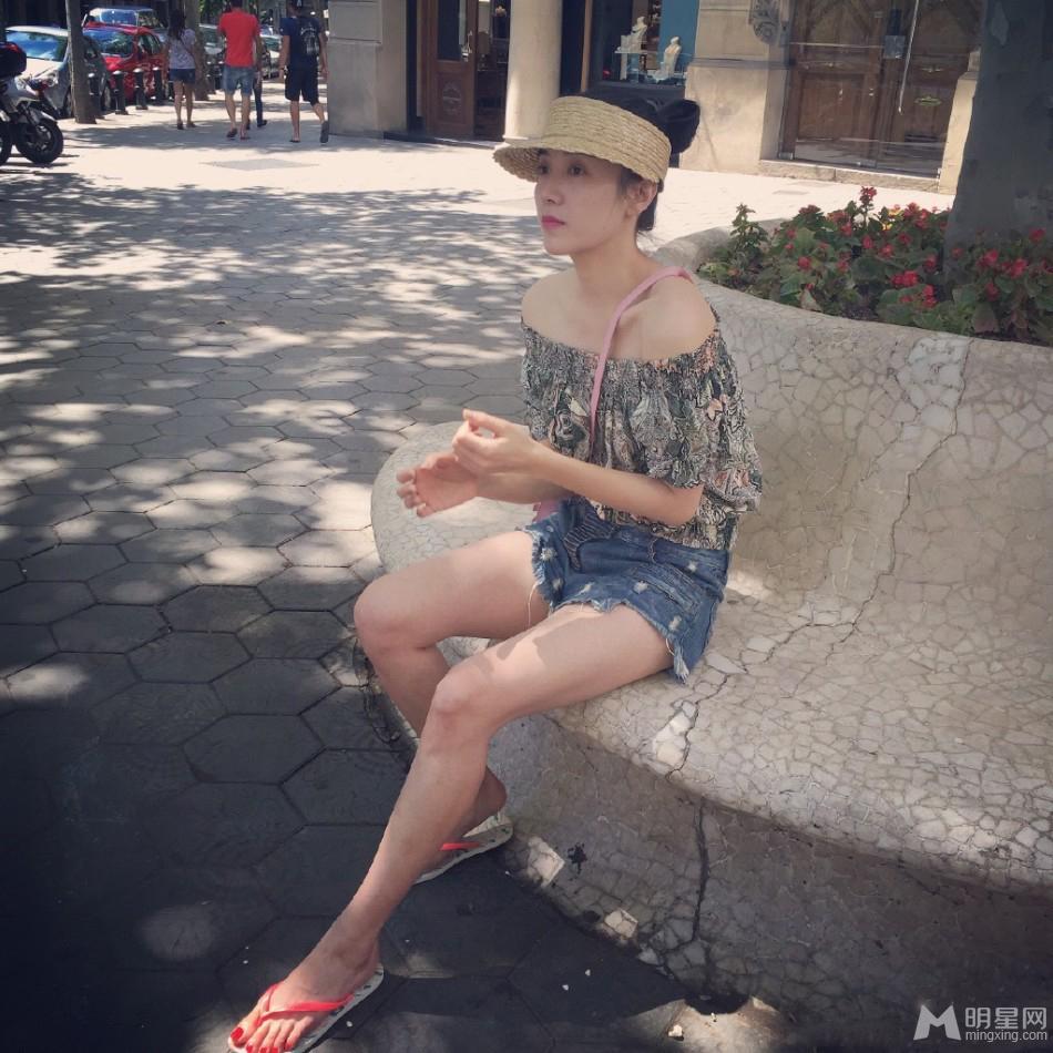 宋佳红色性感人字拖街拍秀大长腿_图-9