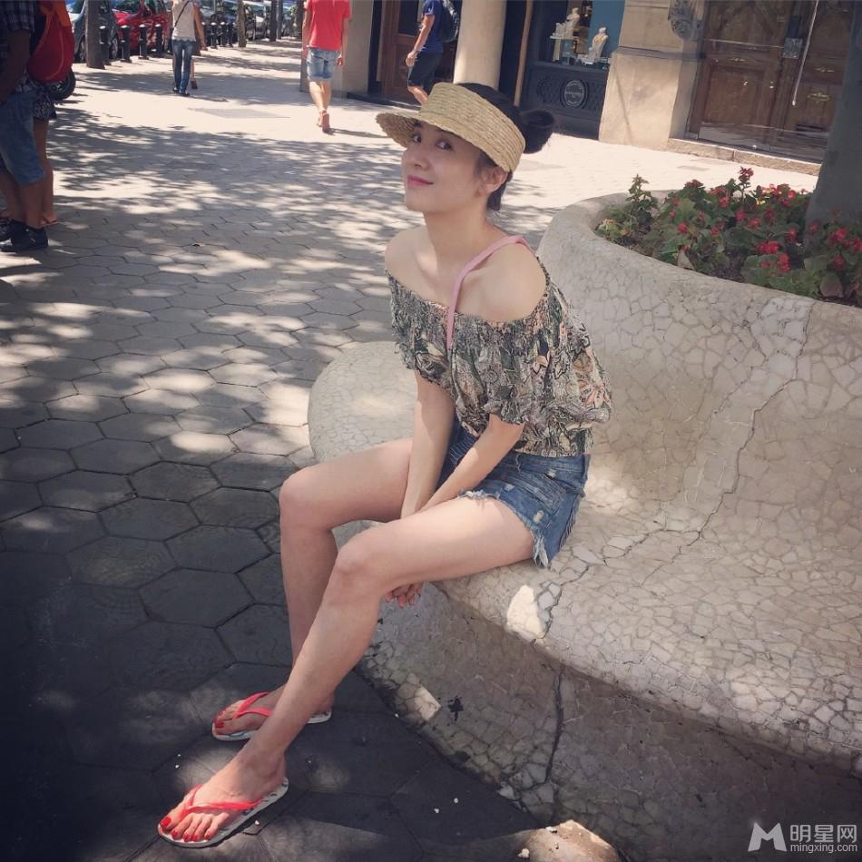 宋佳红色性感人字拖街拍秀大长腿_图-8