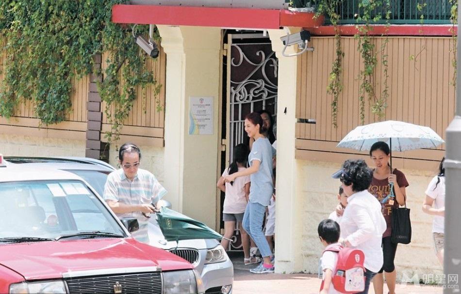 蔡少芬接楚儿放学大手牵小手过马路_图-2
