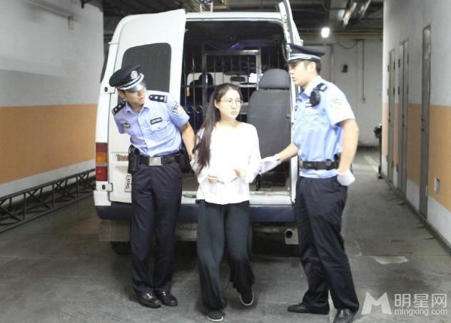 郭美美素颜走下囚车穿白衣黑裤梳马尾显清纯_图-9