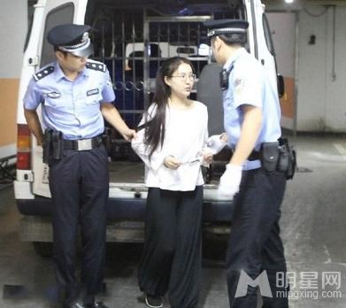郭美美素颜走下囚车穿白衣黑裤梳马尾显清纯_图-6
