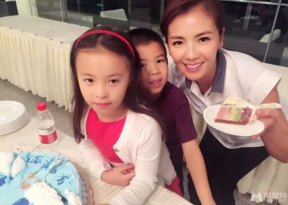 胡军为女庆生康康帅气开车刘涛带儿女现身_图-3