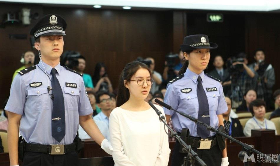 郭美美案庭审现场戴眼镜素颜显淡定_图-2