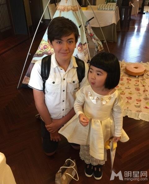 曹格女儿5岁生日似公主嘟嘴微笑甜美可爱_图-4