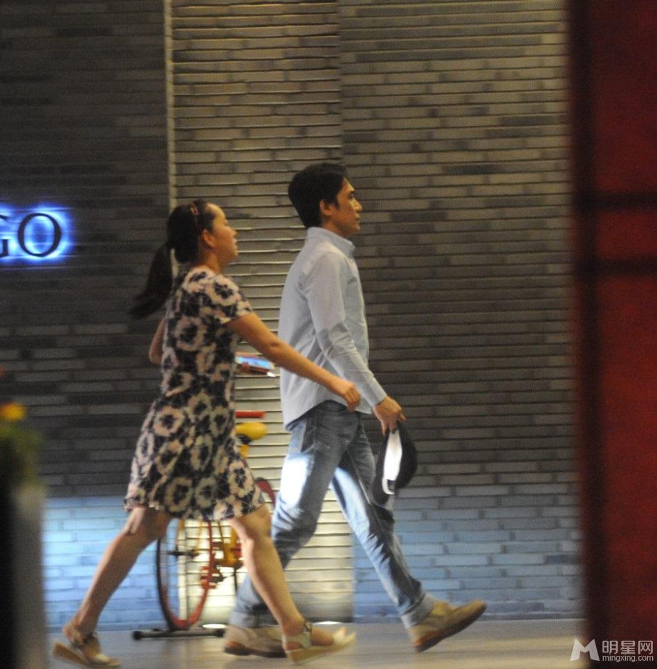 梁朝伟不惧刘嘉玲吃醋与俩女性友人吃饭_图-2