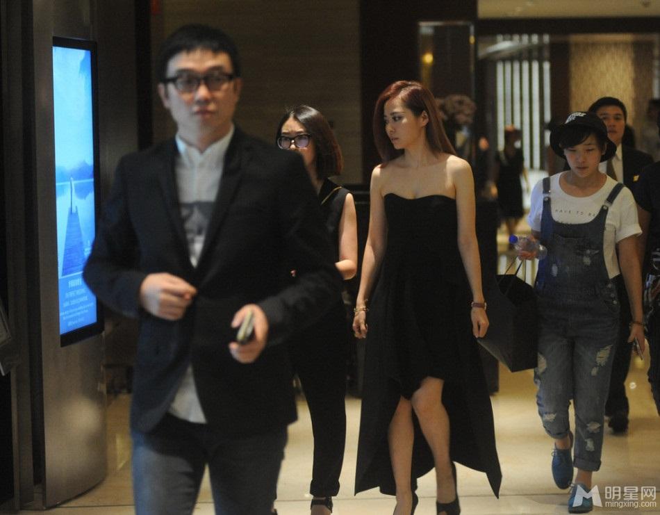 张靓颖抹胸裙高跟现身男友冯轲悉心护驾_图-3