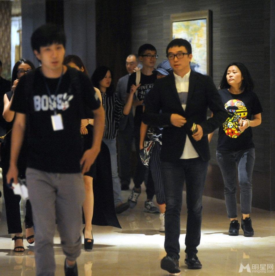 张靓颖抹胸裙高跟现身男友冯轲悉心护驾_图-4